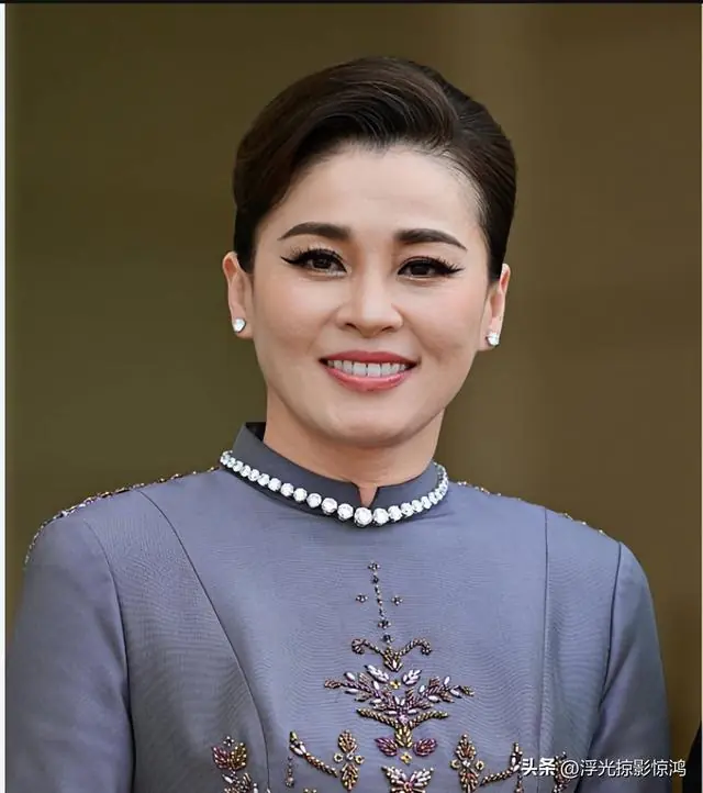 泰王夫妇出席法国晚宴,苏提达帅气紫罗兰披风泰装,出片效果拉满