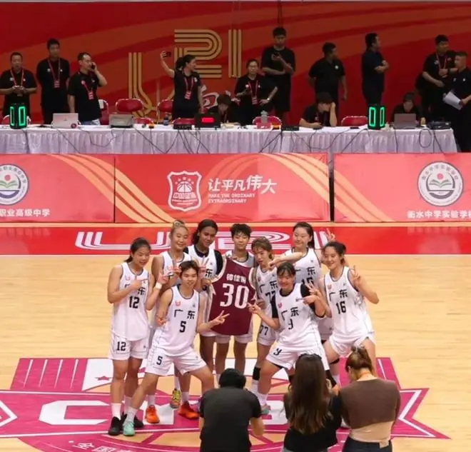 广东狂胜35分夺冠！6战全胜断档领先，领奖台疯狂庆祝，9人轮换