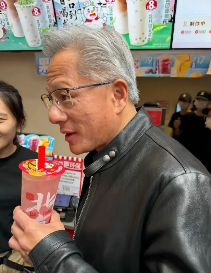 顶富就喝蜜桃四季春！黄仁勋豪掷七元全款拿下！