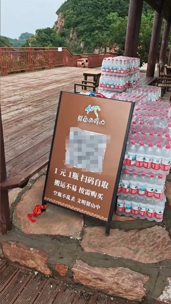 人工一步步背上山！山顶矿泉水竟只卖1元！全网夸良心