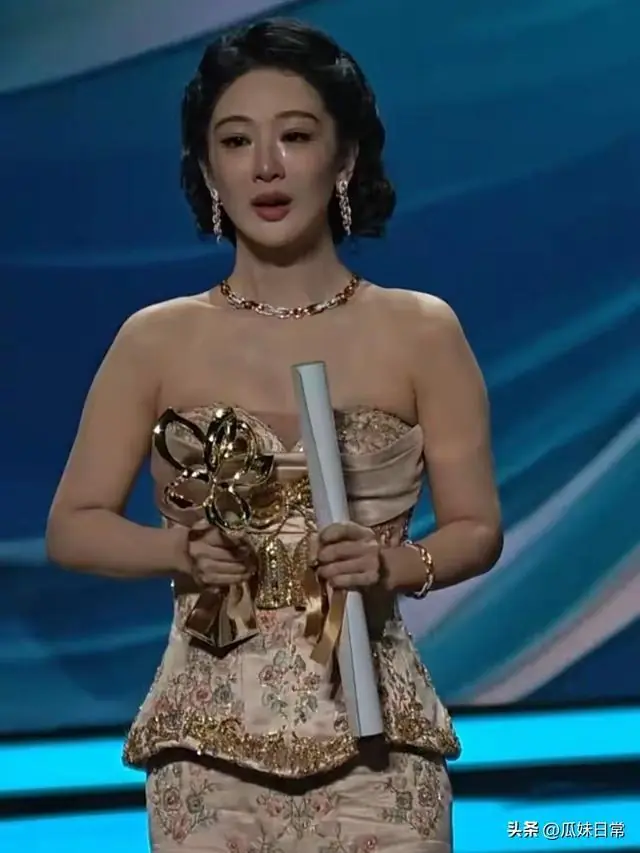 三次提名两次陪跑！杨紫封白玉兰视后，捂眼落泪瞬间看哭众人