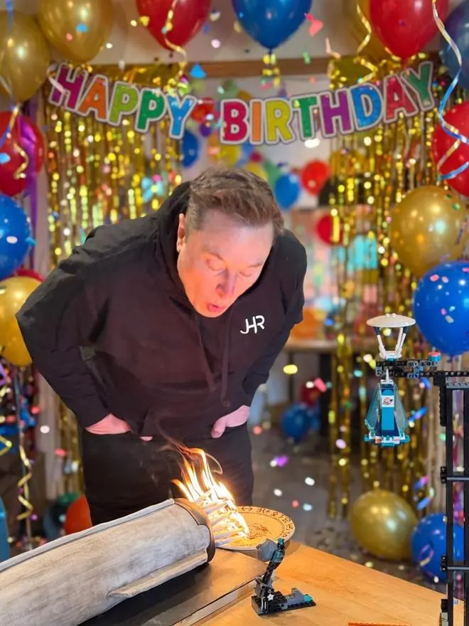 马斯克55岁生日刷屏!火箭造型蛋糕出圈,许愿全人类有光明的未来