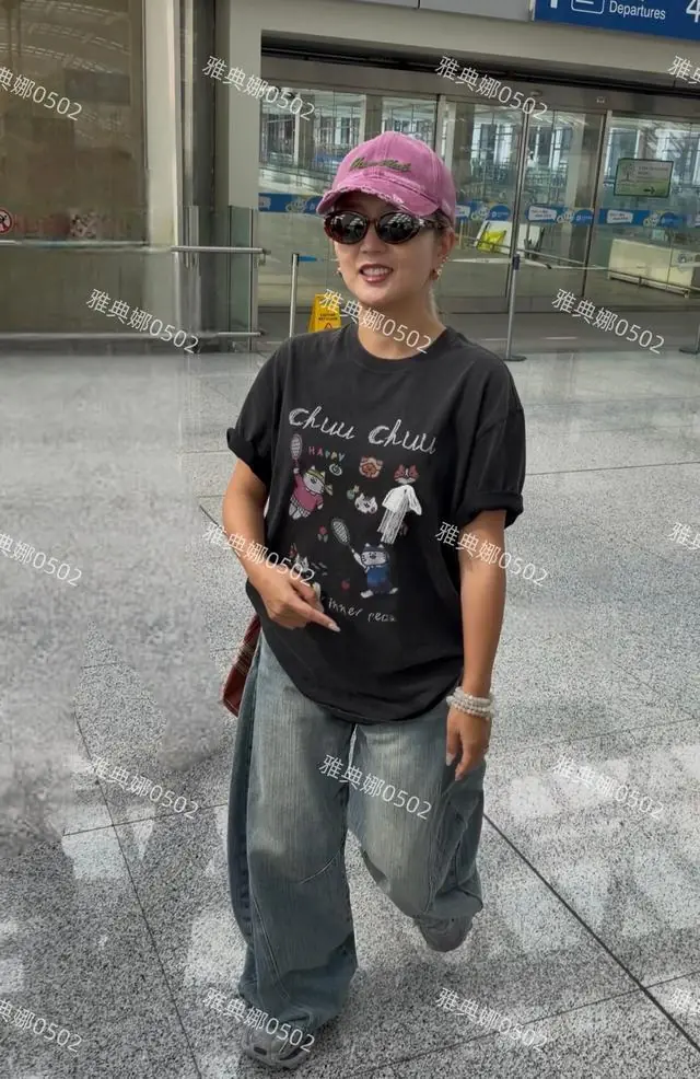 机场偶遇何洁，本人个子好矮皮肤黝黑，粉底太白了脸和手色差好大
