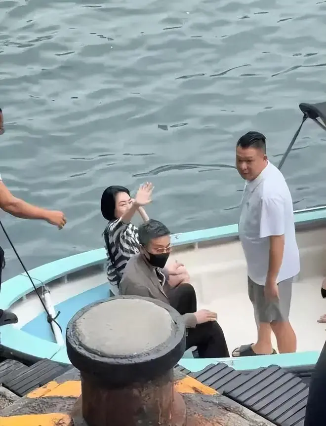 许雅均满头白发的回应来了,小S代纠错,是奶奶灰发胶
