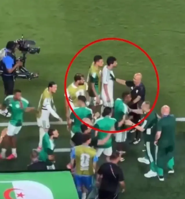 FIFA被呼吁调查世界杯阿尔及利亚3-3奥地利比赛，双方替补席爆发诡异冲突引发球迷“默契球”猜测，两队被质疑做局淘汰伊朗
