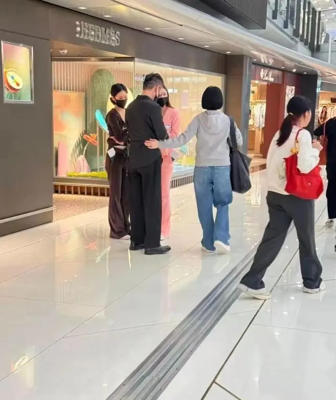 小S夫妇香港被偶遇!陪女儿看演唱会状态松弛,这才是富养天花板?