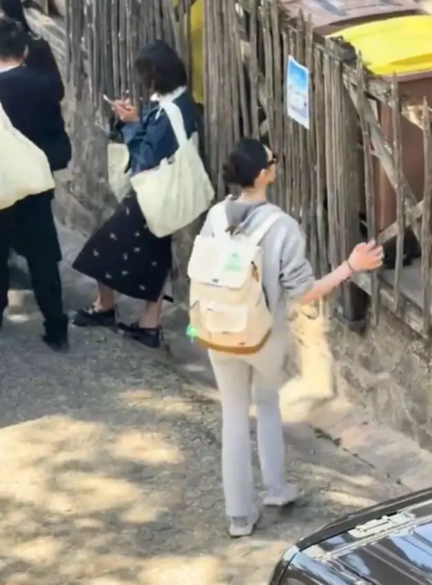 名流齐聚奢华婚宴 奚梦瑶一身休闲背包随性告别宾客