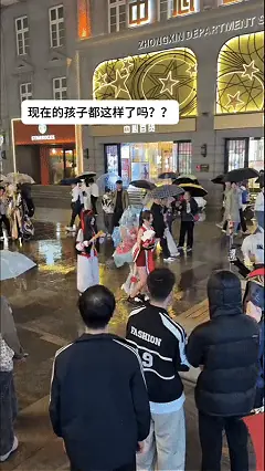 女Coser整活被质疑学历,假“福尔摩斯”翻车成“嘉豪“
