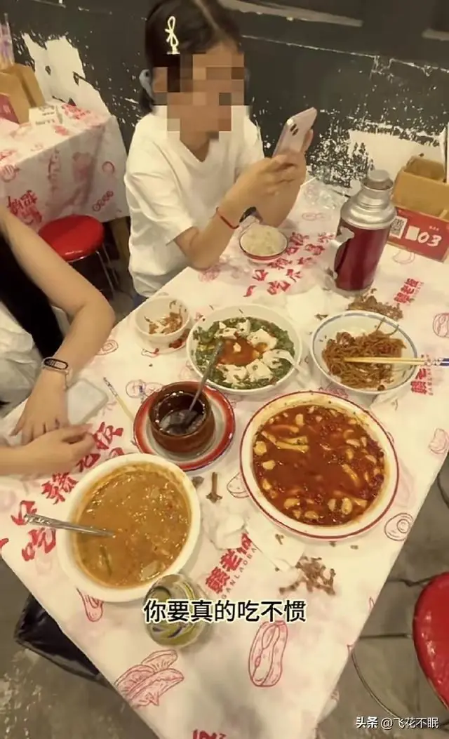 丢人!近日,南昌两名女子,在餐馆点了一桌子菜,吃完要求免单。