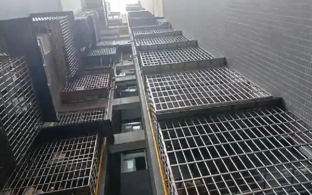 楼上住户安装的防盗窗