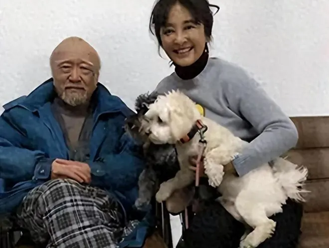 钱再多有什么用?李保田79岁晚年曝光,住所凌乱,喝廉价桶装水