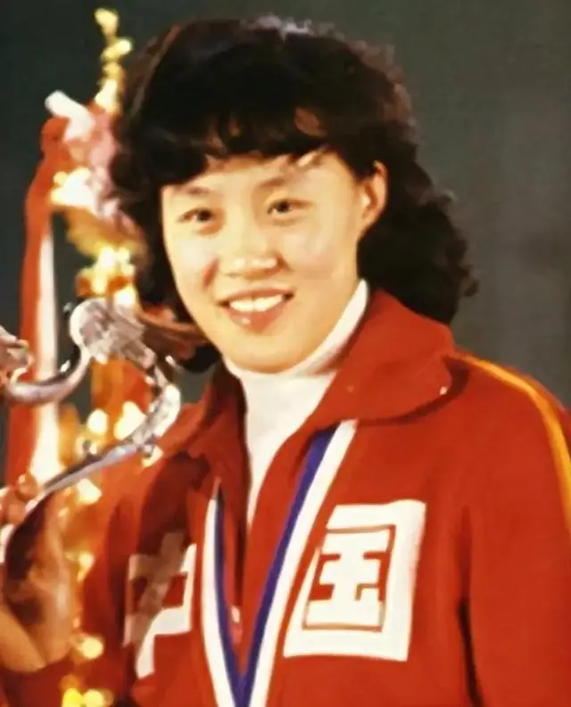 张蓉芳现状：69岁享受退休生活，儿子早已成家，丈夫仍执四川女排