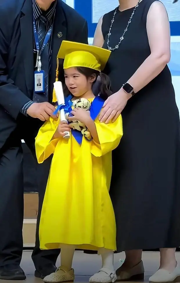 姜潮麦迪娜晒女儿幼儿园毕业照 见证珍贵时刻感动落泪