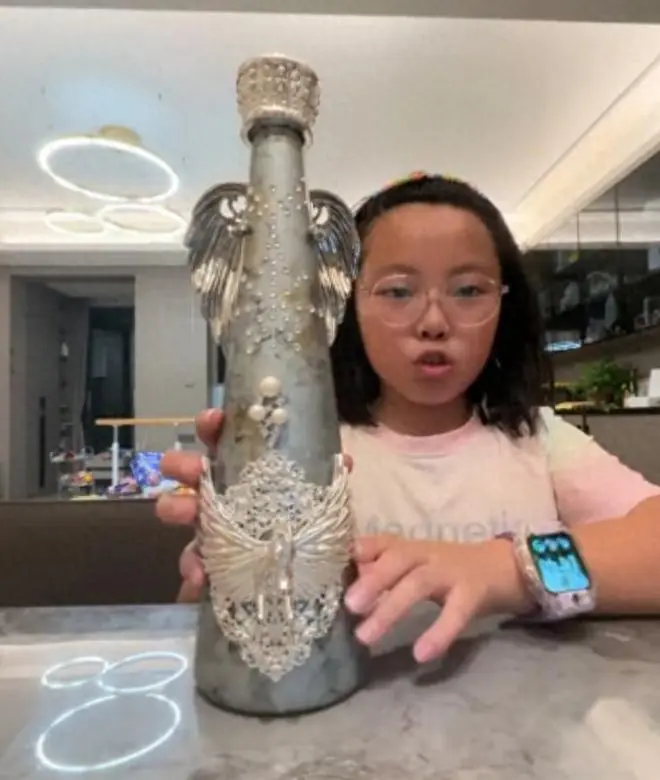“有钱人不长你这样!”女孩晒天价矿泉水被嘲,家长认清现实!