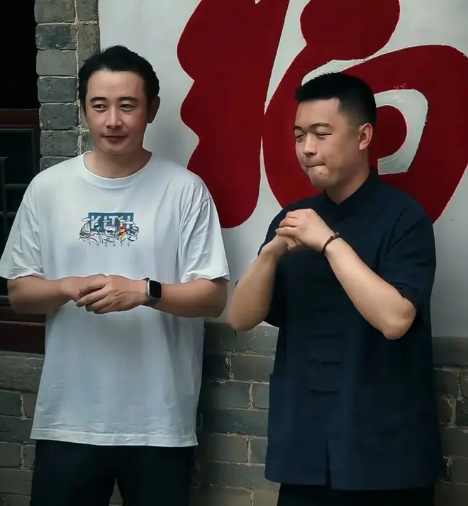 罗晋大孤山素颜照曝光,秃顶白发引热议:成年人世界哪有容易二字