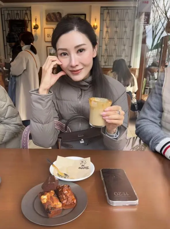 许晋亨14岁儿子长变样，嘴巴外翻又高又壮，比妈妈李嘉欣还要高