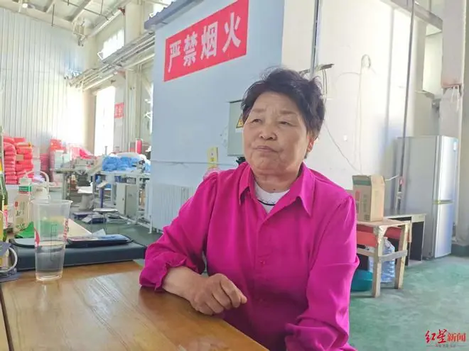 跨越3000公里追讨“仅退款”，65岁女老板为省钱买了张无座火车票丨在场