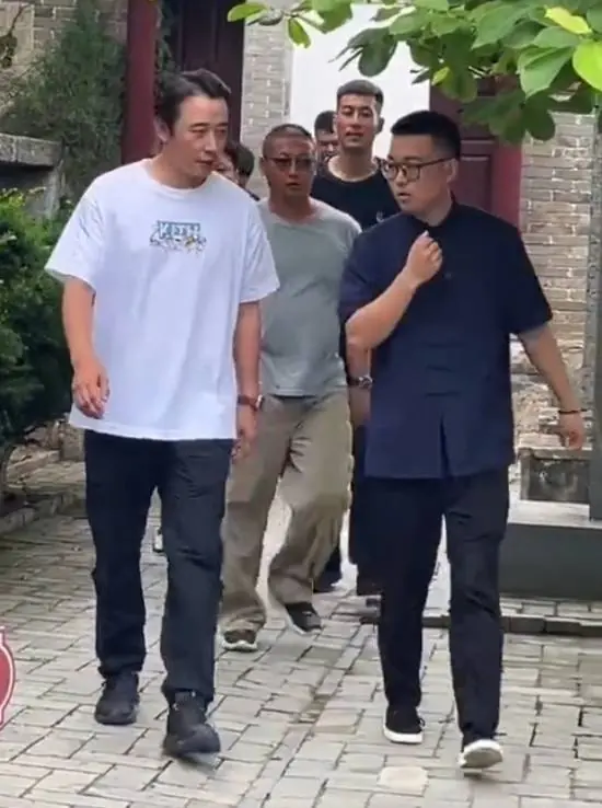 罗晋独自赴大孤山祈福 素颜沧桑被评“眼里无光”