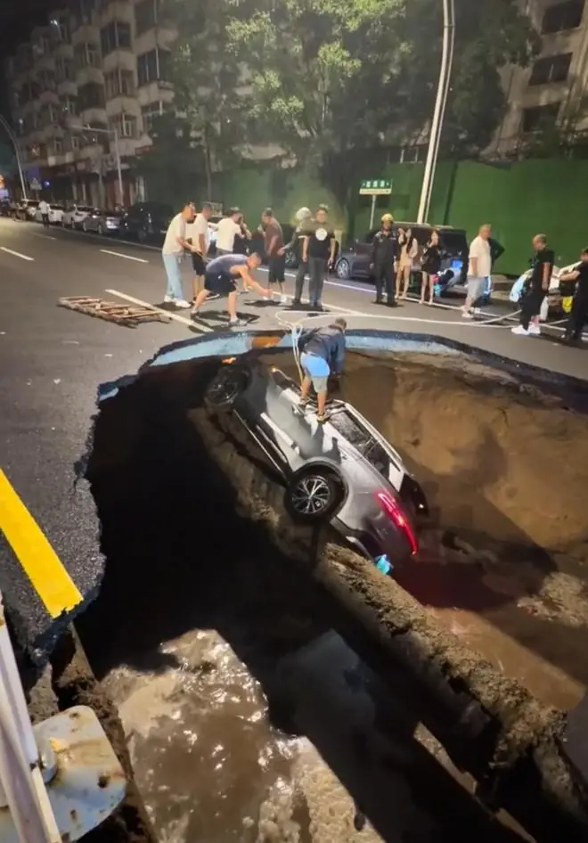 张家口一路面深夜塌陷致3车坠落,多位市民牵绳施救,当地通报:被困4人全部救出,1死1轻微伤