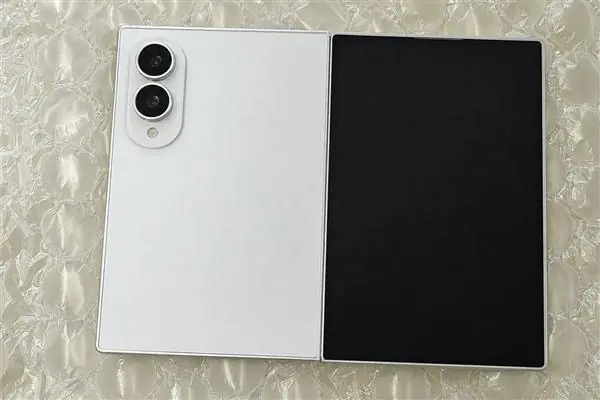 三星Galaxy Z Fold8开启盲约：安卓首款阔折叠 对标华为Pura X Max