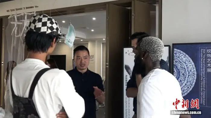 从“成为大师”到连接中外 青年“景漂”策展人的人生转身