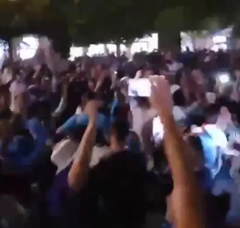 何意味?以色列特拉维夫街头大批球迷庆祝埃及被阿根廷淘汰