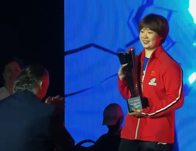 女单颁奖!孙颖莎与蒯曼接奖杯笑嘻嘻,莎莎退场扛奖杯太霸气了!