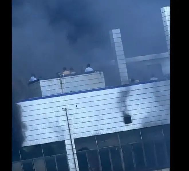 突发,福建晋江一鞋厂发生火灾,多人被困楼顶呼救!现场消防人员:初步判断起火部位在一层车间,安全通道有堆积鞋材