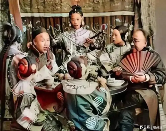 清末老照片：富家小姐与通房丫鬟的合影，同样的环境，不同的人生
