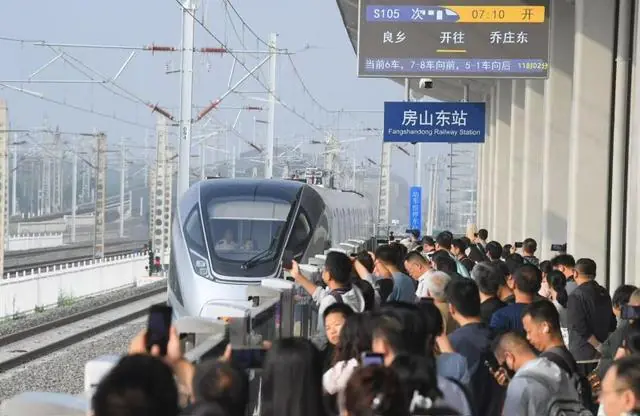 北京市郊铁路副中心线西段运营首日,乘客点赞“进站快、有大座”