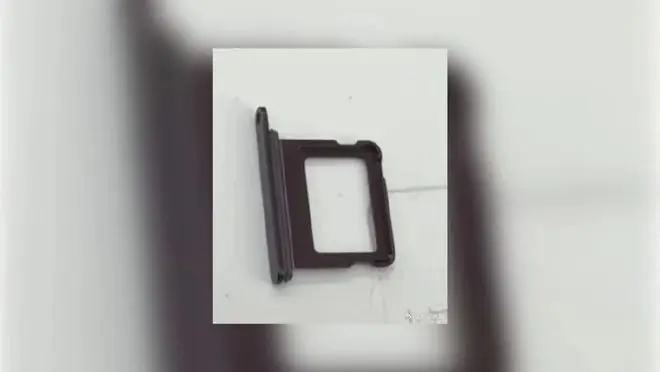 疑似 iPhone 18 Pro 的 SIM 卡托曝光:有深樱桃红色?