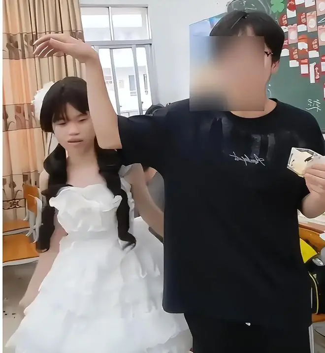 “这个年纪女孩丑很正常!”高三女孩拍白裙视频,网友如此说