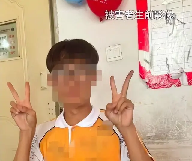 内蒙古16岁高中生在巷子里拍门玩闹后遭捅杀，遇害者母亲：当晚儿子与同学庆祝田径运动会第一名，出事前刚过完16周岁生日，是家中独子