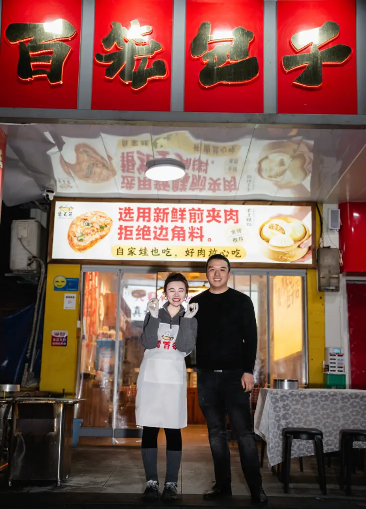 自家摊位被刮毁，黄冈老板娘连夜蒸包子免费送一线