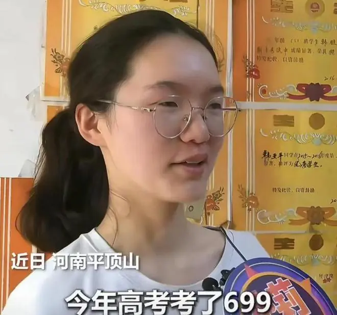 女孩高考699分报清华遭网暴,她说不玩手机有错吗?选学医有错吗