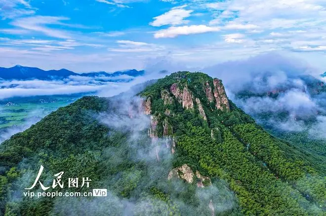 安徽芜湖：云海绕山峦 风景美如画