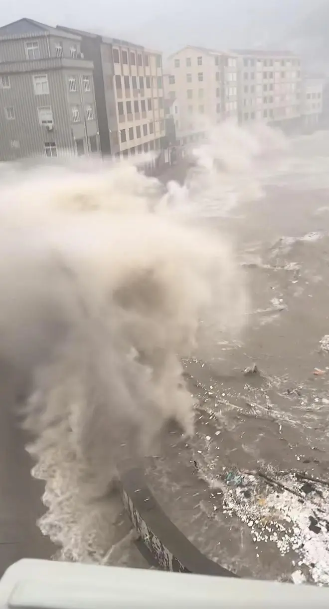 台风“巴威”两次登陆浙江,有海边居民称巨浪达4层楼高,京沪、沪蓉等多趟列车临时停运
