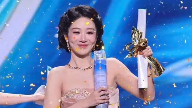杨紫首位90后白玉兰视后:奖项不该是一场饭圈战争!