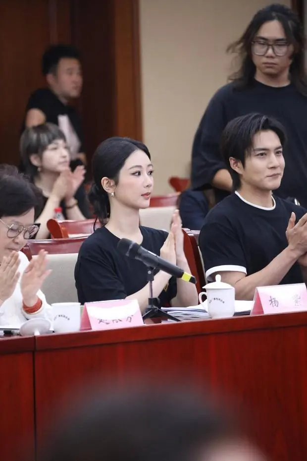 杨紫现身《家业》创作座谈会 盘发造型尽显温婉大气