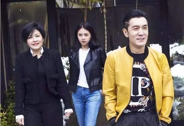 李咏妻子哈文晒与女儿合照,站在美国豪宅前,笑容满面别墅很豪华