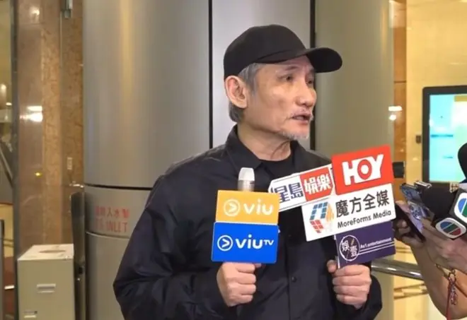 徐克深夜在医院门口接受媒体采访:施南生在家人和朋友的陪伴下安详离开