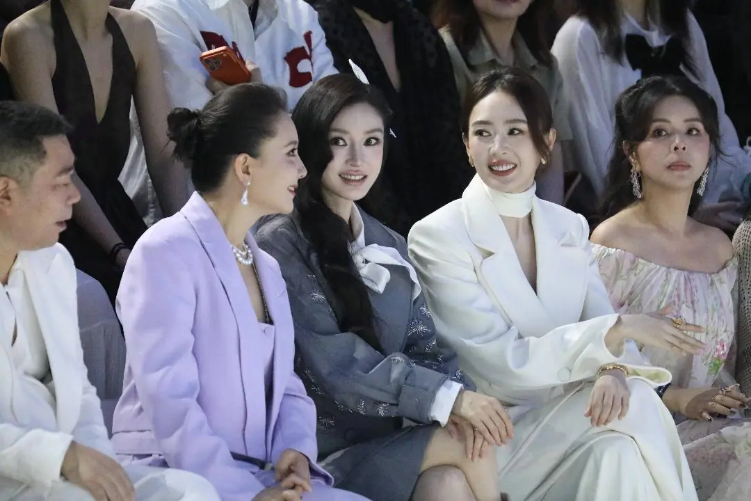 董璇携女儿小酒窝亲子走秀 Angelababy等女星温暖捧场