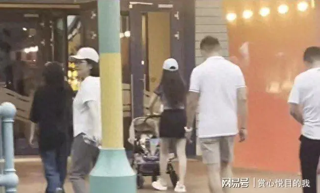 玥儿和爸爸小菲玩转环球影城,奶奶又带去艺术展!孩子脸上露笑容