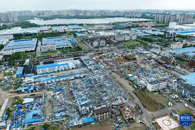 湖北男子目睹父母被卷到百米高空后摔落,他跪在废墟里找了一整夜