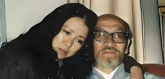 1990年，作家三毛到新疆和76岁的王洛宾同居，王洛宾说：“可以同居，不可以发生关系！