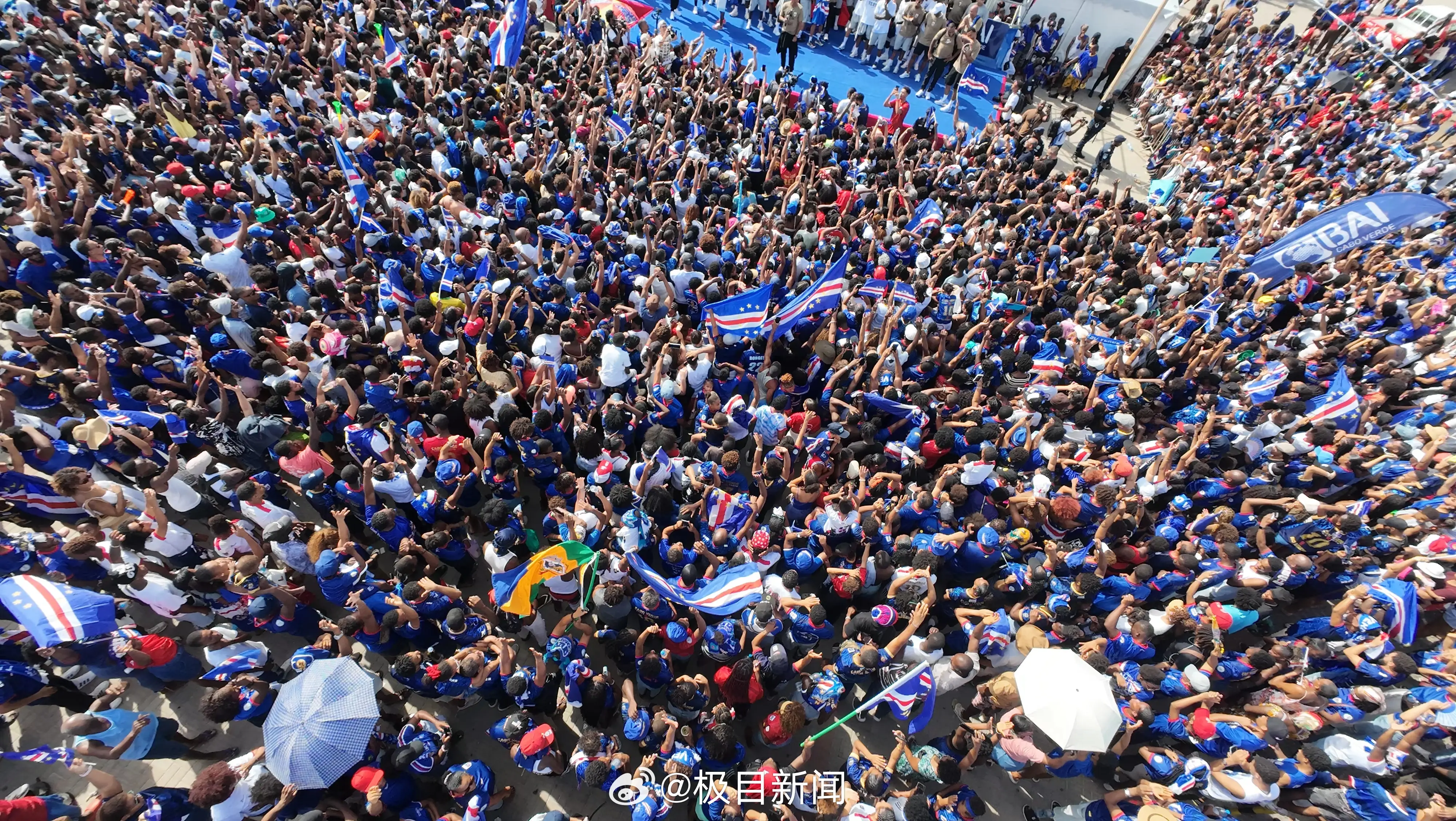 佛得角球员回国，现场被围得水泄不通