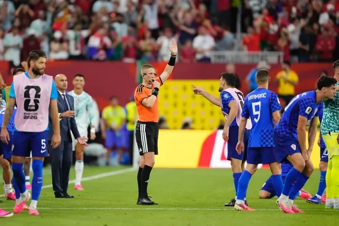 FIFA官方证实克罗地亚绝平球无效 球员承认：我头发蹭球+确实越位