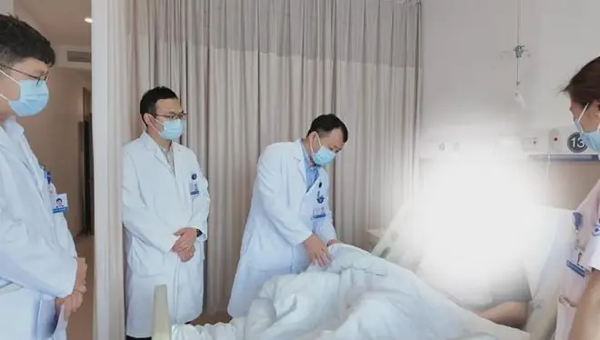 25岁男子阴茎离断，医生成功接回，手术持续近6小时