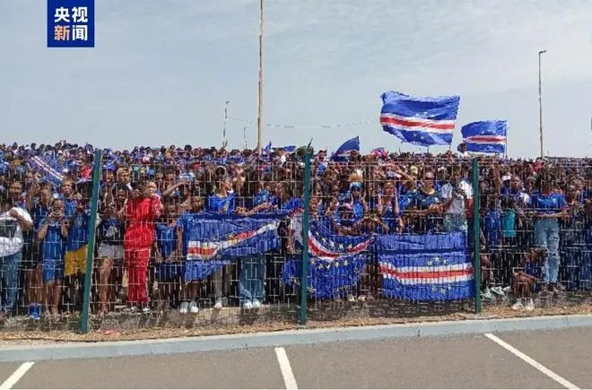 佛得角国家队返程回国 球迷热情迎接