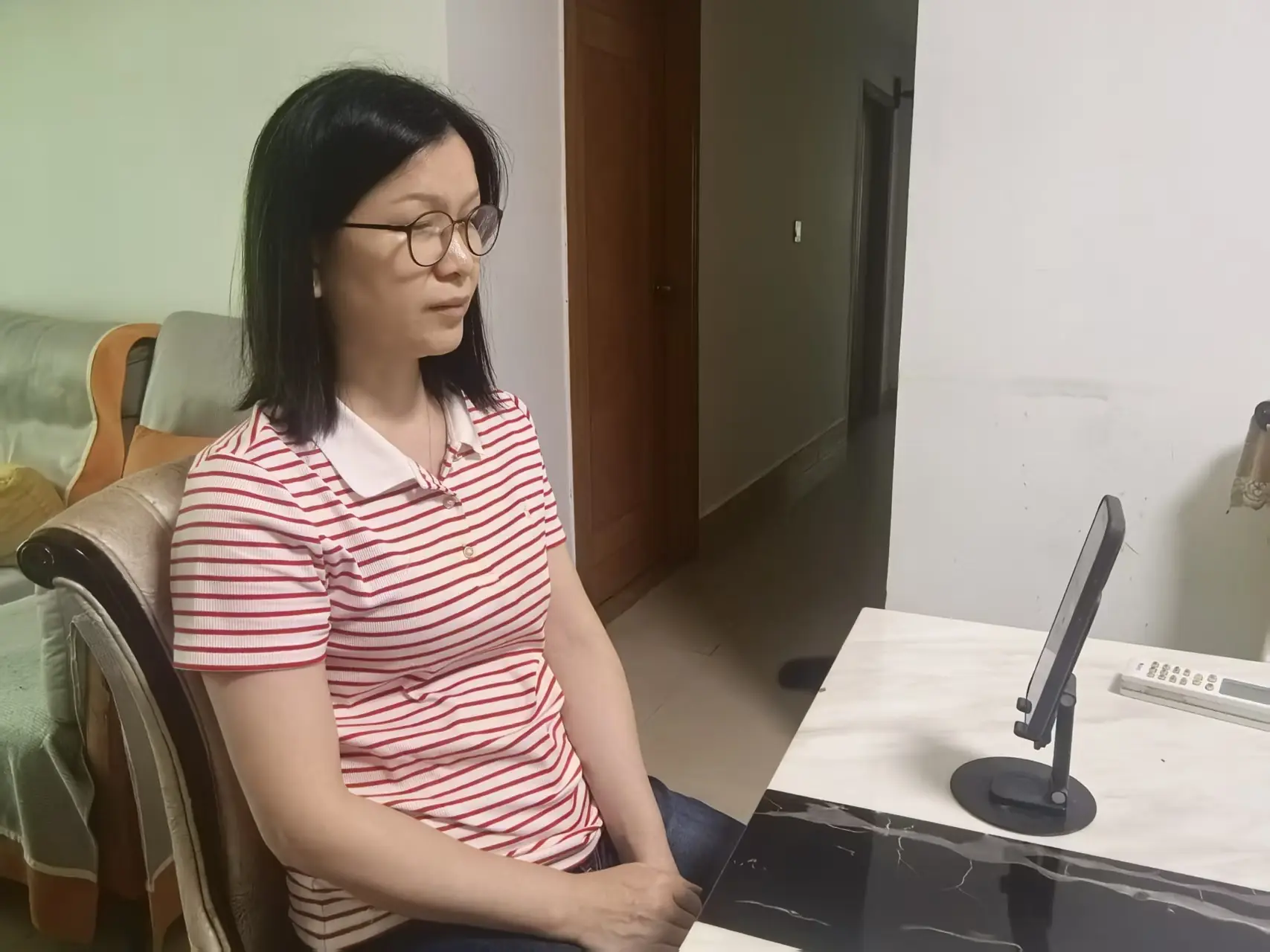 女儿女婿相继自杀后,妈妈投身防性侵宣传